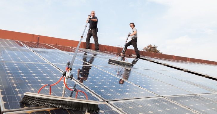 Die Reinigung von Solaranlagen sollte man Profis überlassen. - © Ökologische Solarreinigung
