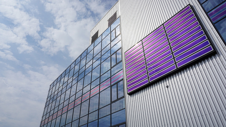 Die Solarelemente in der Glasfassade wurden nachgerüstet und mit den Stahlelementen zu einer Anlage zusammengeschaltet. - © Heliatek
