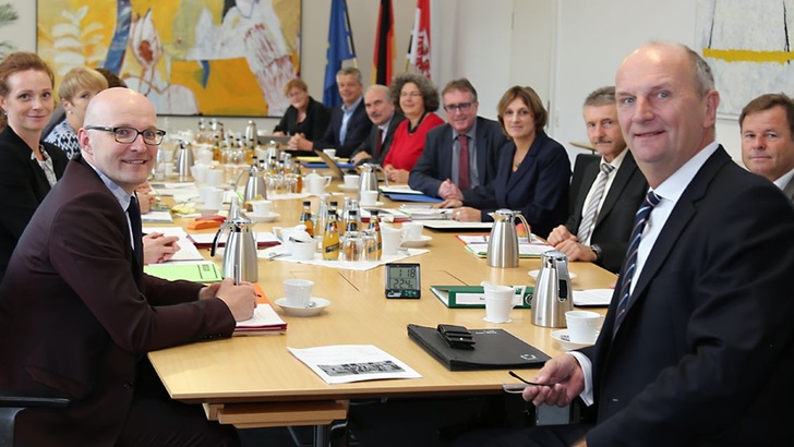 Das Kabinett in Potsdam während einer Arbeitssitzung. - © Land Brandenburg
