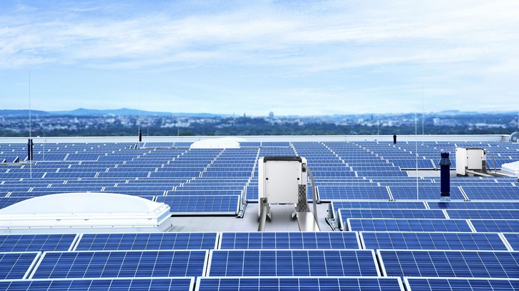 Gerade die Industrie setzt immer öfter auf Solarstrom vom eigenen Dach. - © SMA
