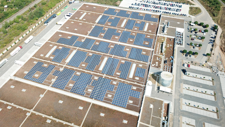 Auf das Dach des neuen Logistikzentrums hätte noch mehr Solarleitunsg gepasst. Dann hätte Decathlon aber mit der Anlage in die Ausschreibungen gehen müssen. - © Goldbeck Solar
