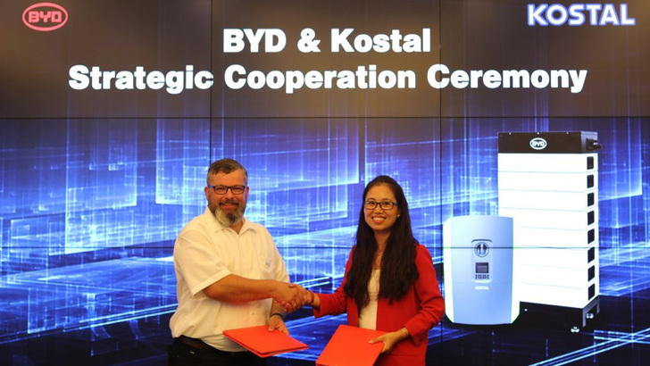Sind jetzt strategische Partner: Julia Chen von BYD und Thomas Garber von Kostal haben ihre Zusammenarbeit besiegelt. - © BYD
