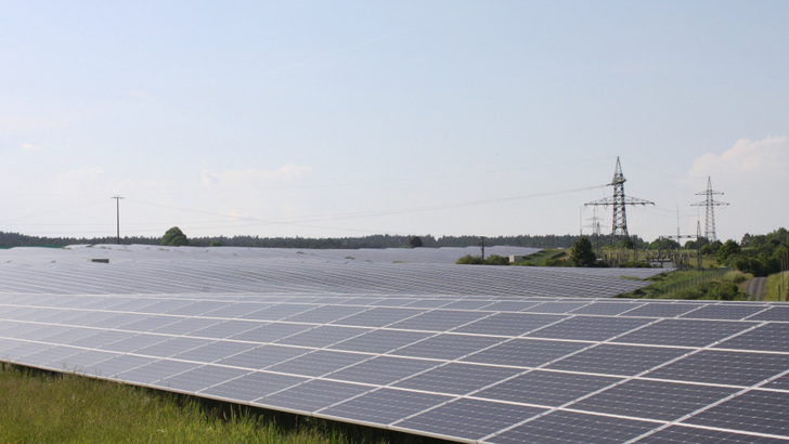 Mainz lässt Solarprojekte auf Grünland bedingt für die bundesweiten Ausschreibungen zu. - © IBC Solar
