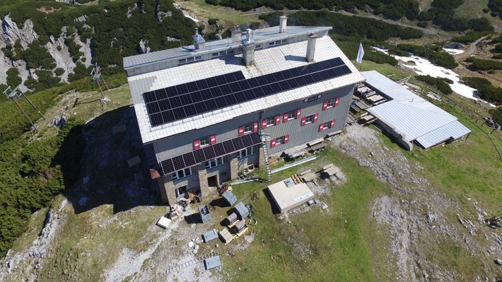 Die Alpenhütte Habsburghaus wurde mit 48-Zellern (monokristallin) ausgestattet. - © Solare Energie GmbH
