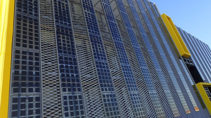 Wenn der Gebäudebestand 2050 klimaneutral sein soll, wird es ohne Solarfassaden nicht gehen. - © Generale du Solaire
