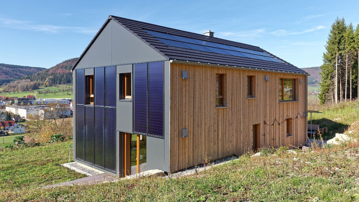 Das Gebäude besteht komplett aus Holz, Stroh , Lehm und Glas. - © Sonnenhaus-Institut/Arno Witt
