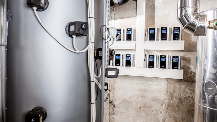 Jeder der zwölf Leistungsregler steuert stufenlos einen Elektroheizstab. - © My PV
