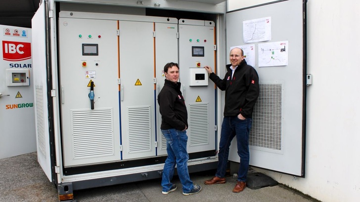 Andreas Lipphardt (links) und Harald Müller sind bei IBC Solar unter anderem für Gewerbespeicher zuständig. - © IBC Solar
