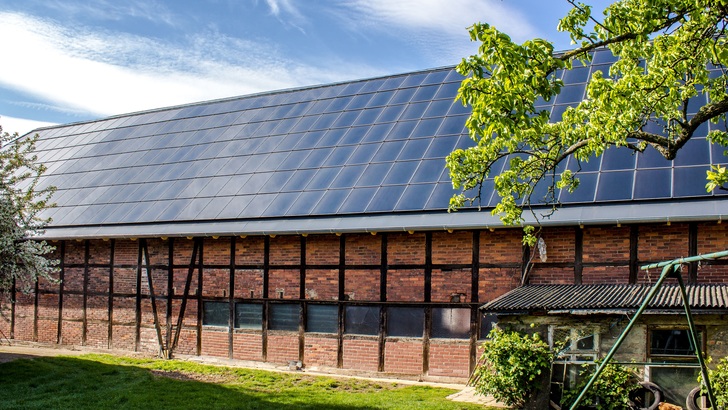 Diese Scheune steht unter Denkmalschutz. Dennoch konnte ein solares Indachsystem installiert werden. - © passivhaus.de

