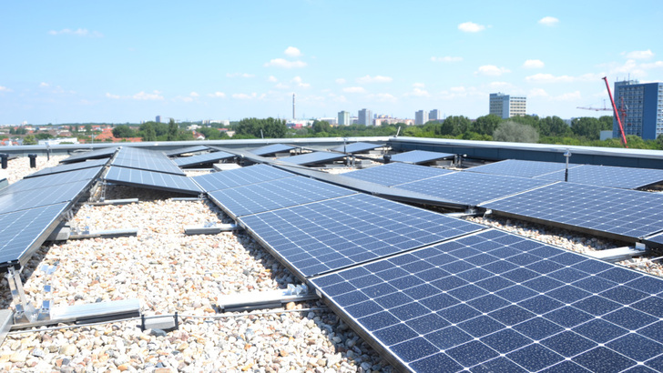 Das Herz des Energiekonzepts sind zwei große Solaranlagen auf den Dächern der Achtstöcker. - © Velka Botička
