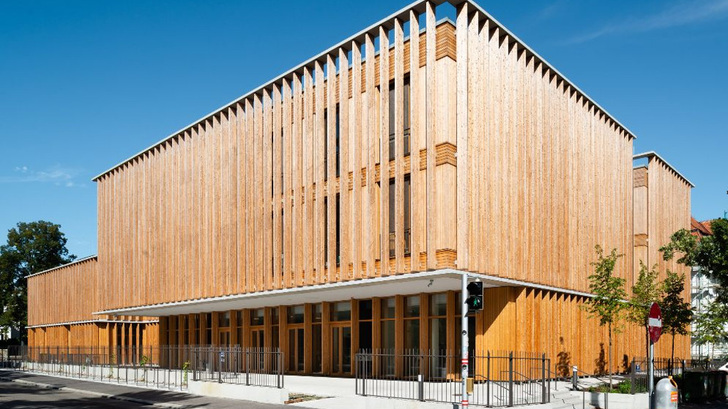 Das Neue Gebäude der Universität für Bodenkultur in Wien überzeugt nicht nur durch die Nutzung nachhaltiger Baustoffe. Die Pergola auf dem Dachgarten erzeugt Sonnenstrom für das Gebäude — und spendet Schatten. - © Lukas Schaller
