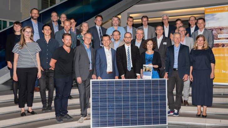 26 Experten aus der Immobilien- und Bauwirtschaft, der Architektur und der Solarwirtschaft haben Maßnahmen herausgearbeitet, wie die Solarenergienutzung in Berlin vorangetrieben werden kann. - © Julia Fielitz

