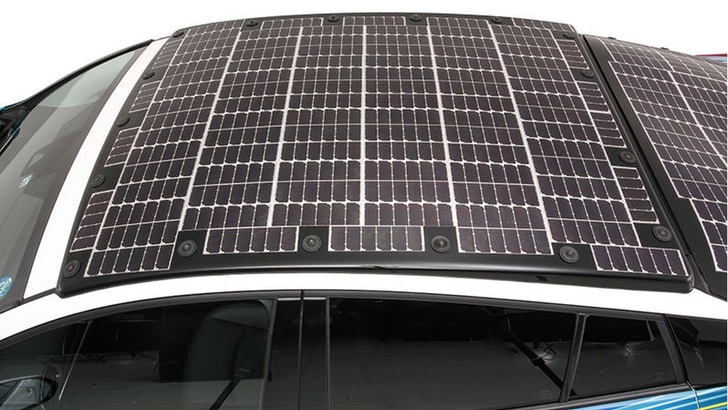 Intergrierte Solarzellen in einer Konzeptstudie von Toyota. - © Sharp
