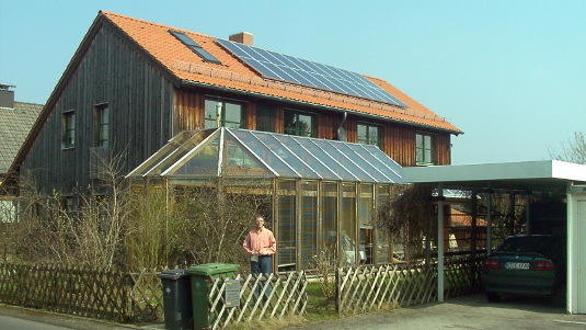 Erfurt gibt für jedes Kilowatt installierter Leistung 900 Euro dazu, wenn die Anlage mit einem Speicher errichtet wird. - © BSW Solar/Conergy
