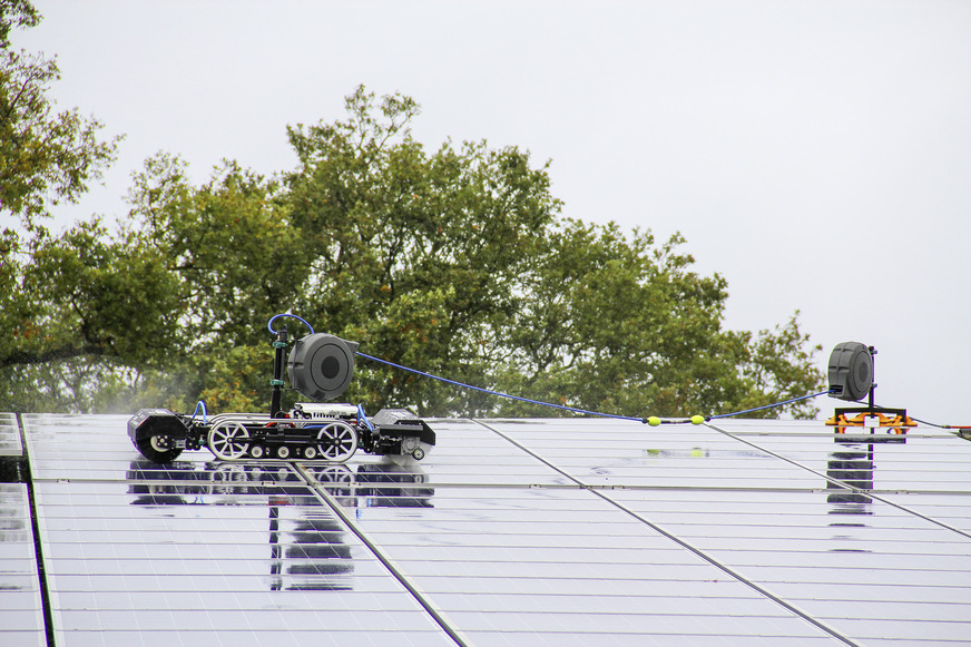 Das Solardach des bäuerlichen Betriebs muss einmal im Jahr gereinigt werden.