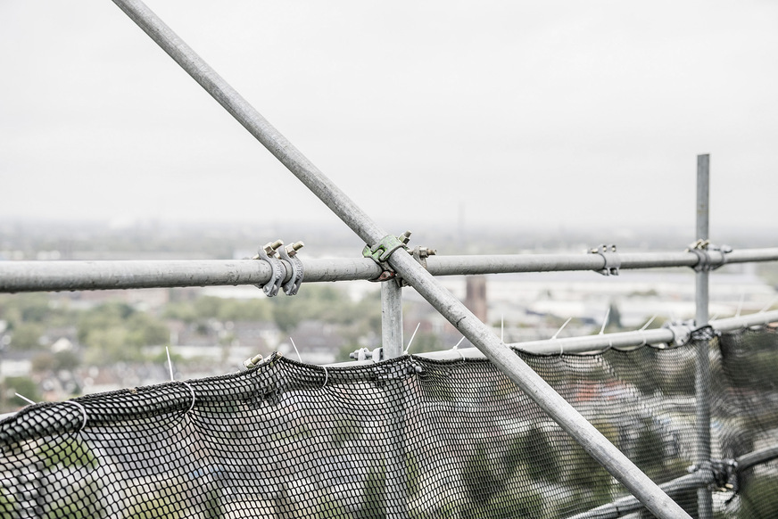 Die Gerüstlösung von Sifatec wird direkt am Dachrand montiert.