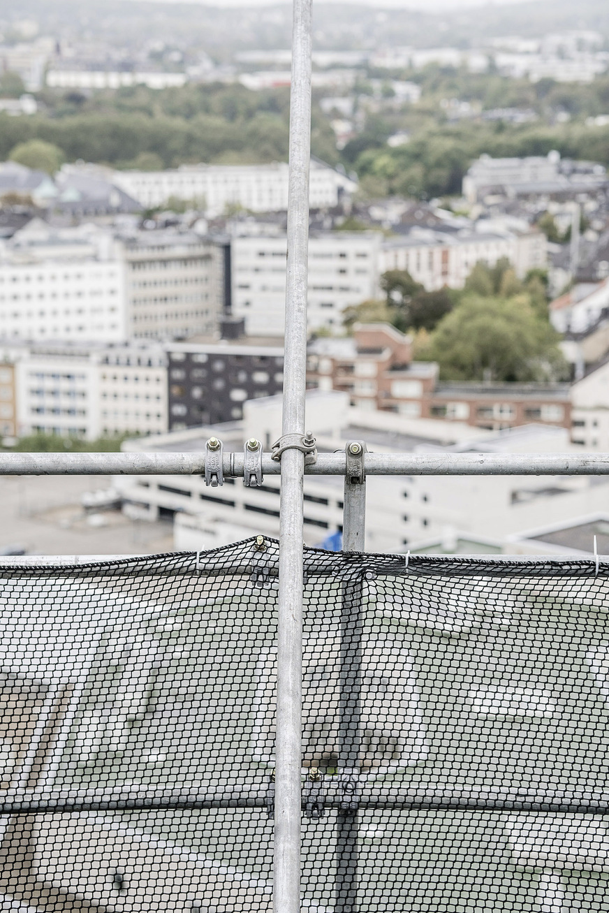 Die Arbeiter auf dem Dach sind gut abgesichert.