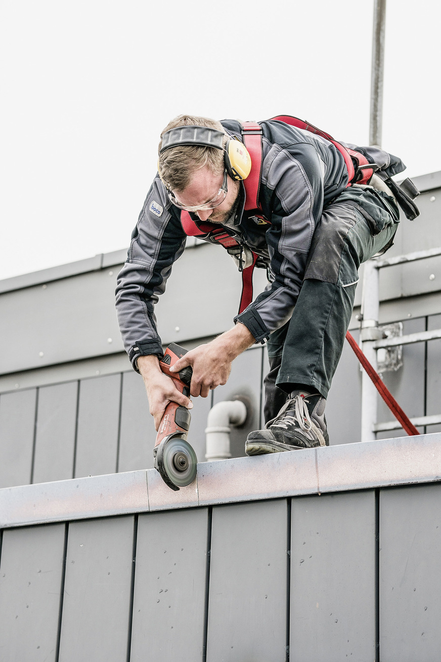 Zum Servicepaket gehören die Planung, vorbereitende Arbeiten sowie die Installation und der Abbau des temporären Seitenschutzes.