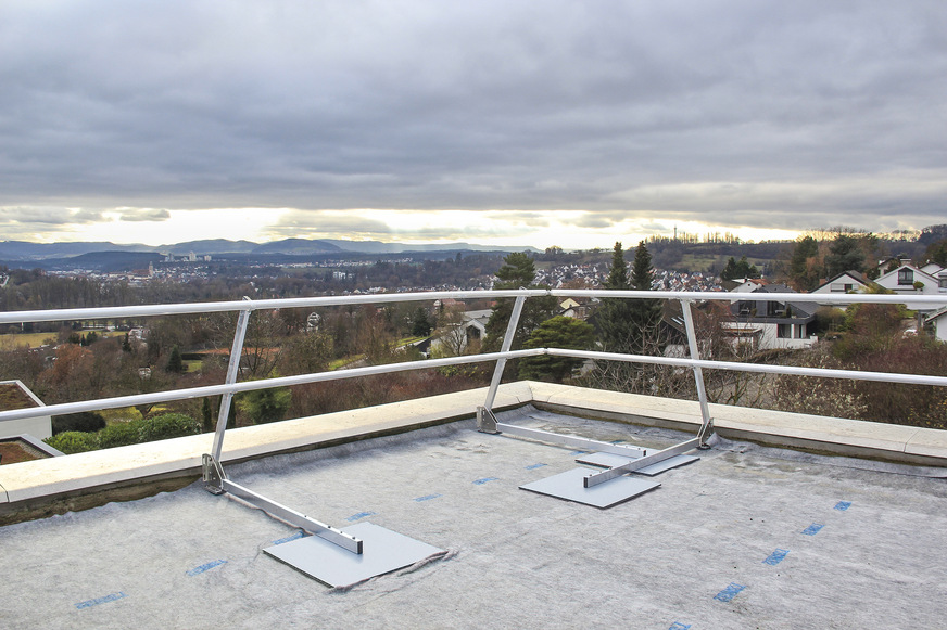 Die Holme werden gesteckt, verschraubt und an den Geländerpfosten befestigt.