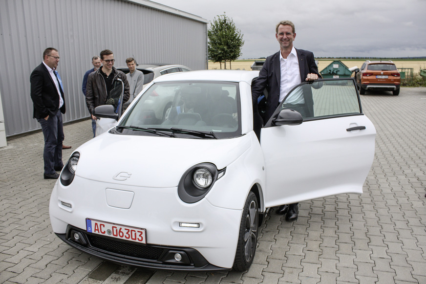 Professor Schuh stellt den neuen E-Go am Tag der offenen Tür bei der Priogo AG in Zülpich vor.