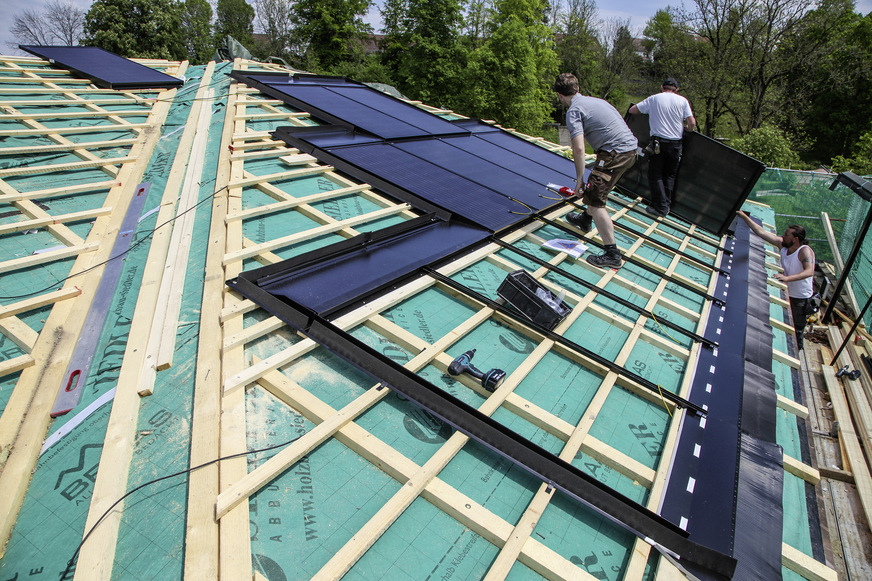 Die Verlegung der Module erfolgt von links nach rechts und von oben nach unten.