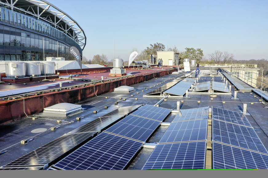 Flachdachanlage mit 220 Modulen auf dem Verwaltungsgebäude der Red Bull Arena.