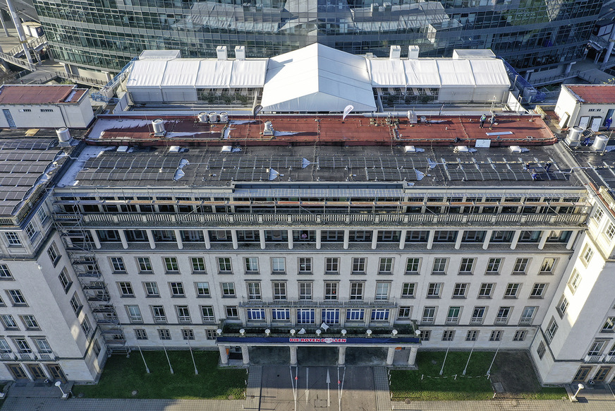 Der Solarstrom aus den Q-Peak Duo-G5 fließt auch in das Flutlicht der Arena.