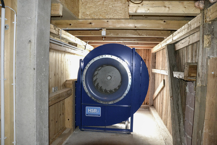 Ein großer Ventilator bläst die warme Luft in den Heustock.