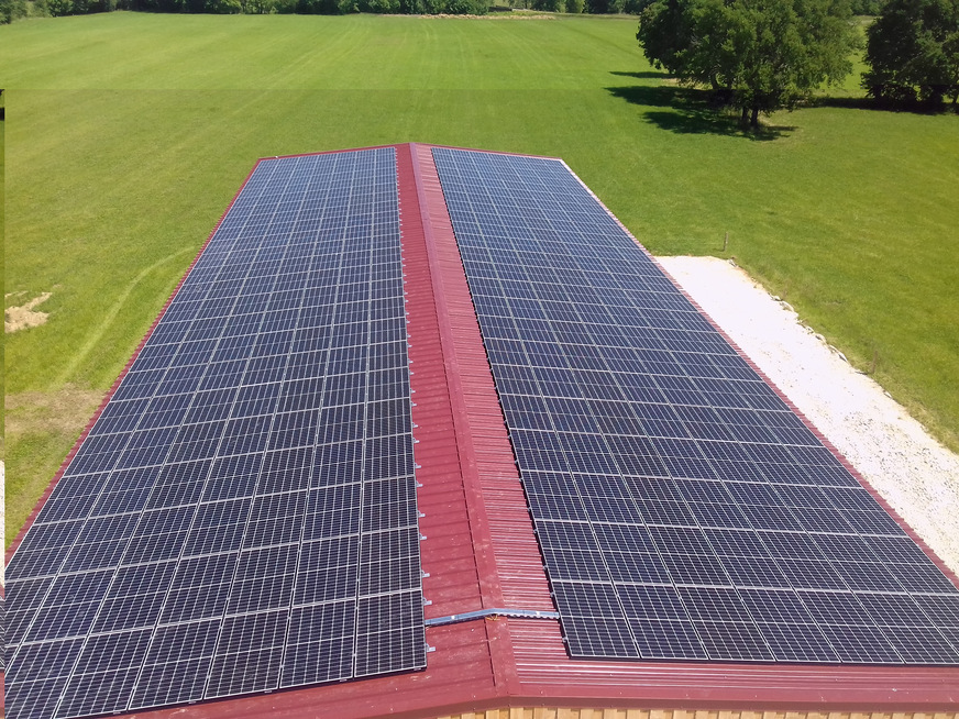 Das Dach des Hofes in Cassagne wurde komplett für Solarmodule ausgenutzt.