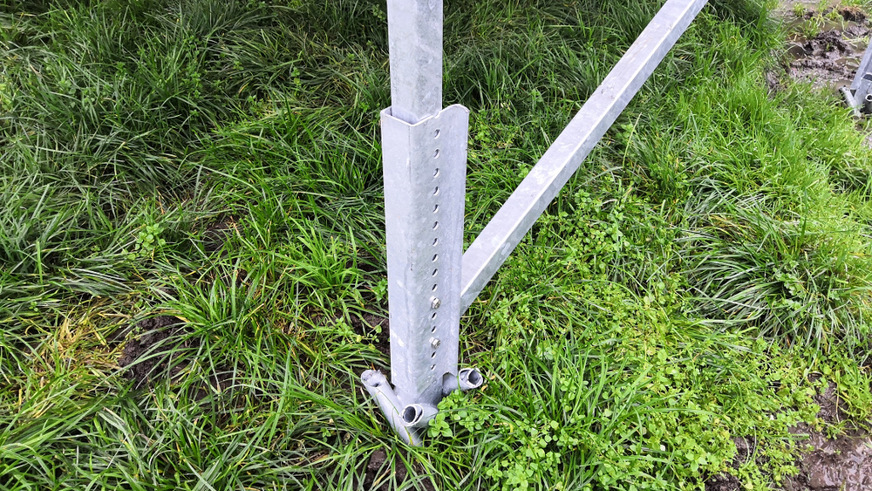 Mit dem Bodenankersystem steht das Montagegestell auch auf wenig tragfähigem Untergrund.