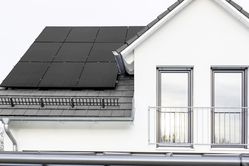 Solaranlage mit schwarzen Alpha-Modulen in München.
