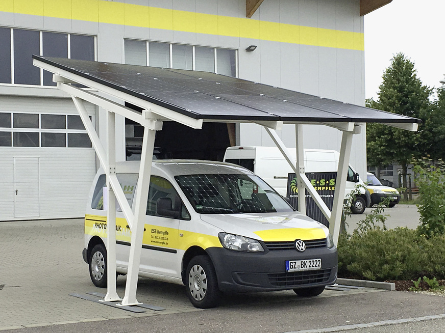 Carport für das E-Fahrzeug am Gebäude der Firma ESS Kempfle im schwäbischen Leipheim.