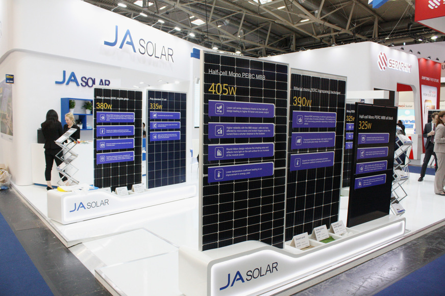 Jetzt kommen die Module in den Markt, die im vorigen Sommer erstmals präsentiert wurden: Hier die neuen Module von JA Solar aus China.