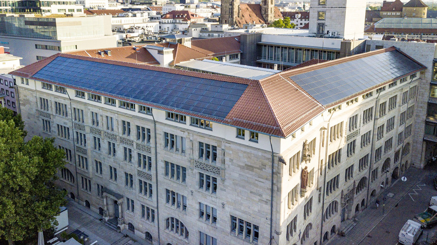 Beim Bau der Solaranlage auf dem Rathaus in Stuttgart stießen die Planer auf eine extrem geringe Lastreserve. Deshalb war die Indachanlage die einzig machbare Lösung.