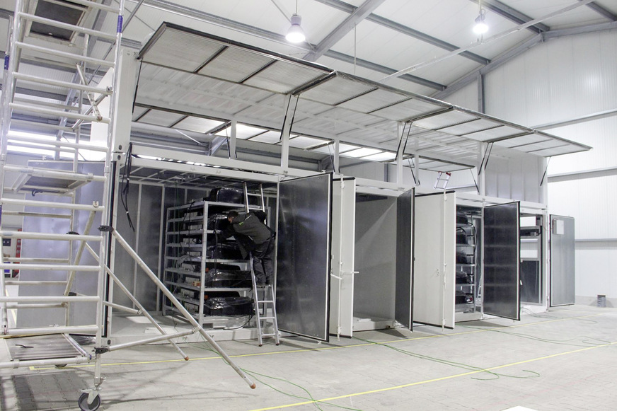 Die Speichersysteme werden in verschiedenen Containergrößen montiert.