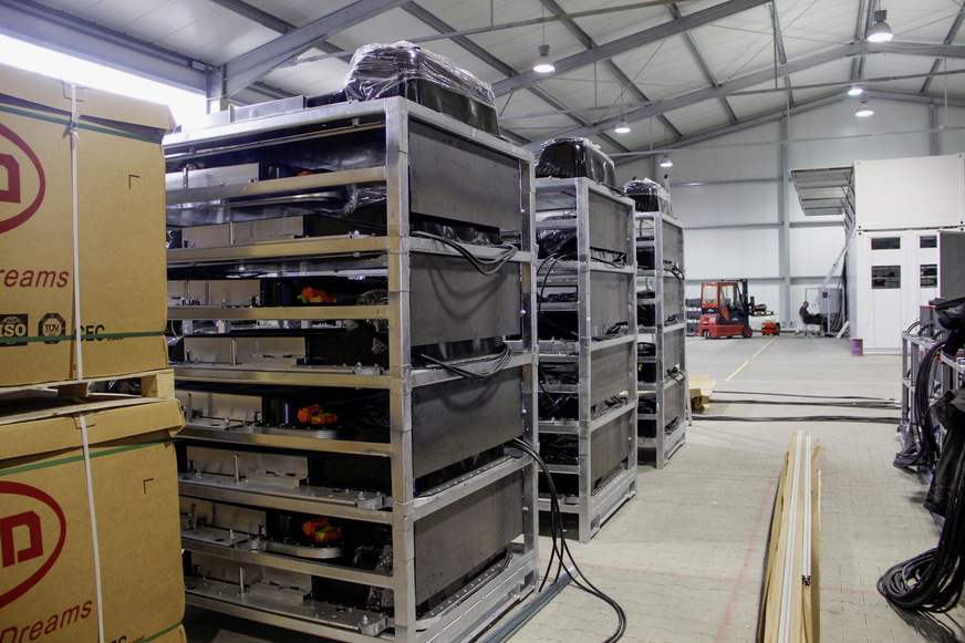 Die modularen Speicher bestehen aus Racks zu je 82 Kilowattstunden.