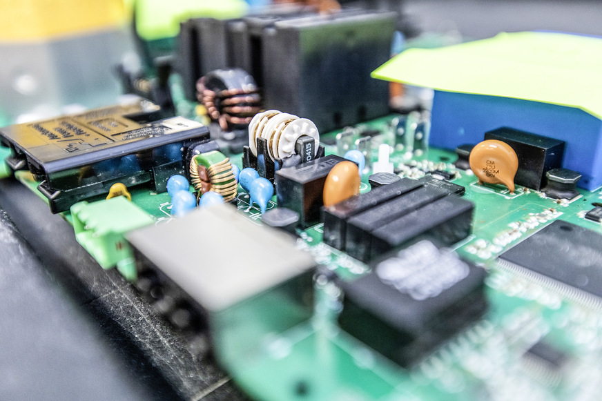 Mehr Funktionen, noch dichter gepackt: Die elektronische Einbindung der Batteriemodule ist ein wichtiger Treiber für die Innovationen in der Speicherbranche.