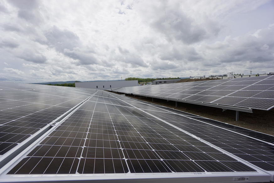 Das Kombikraftwerk in Haßfurt stützt sich auf eine Solaranlage mit 750 Kilowatt Leistung.