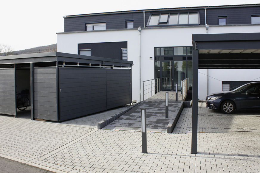 Dem Mehrfamilienhaus vorgesetzt wurden großzügige Carports.