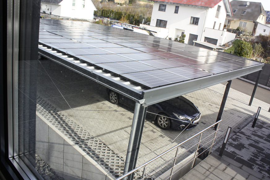 Jeder Quadratmeter Fläche wurde mit Solarmodulen belegt, hier einer der beiden Carports vorm Haus.