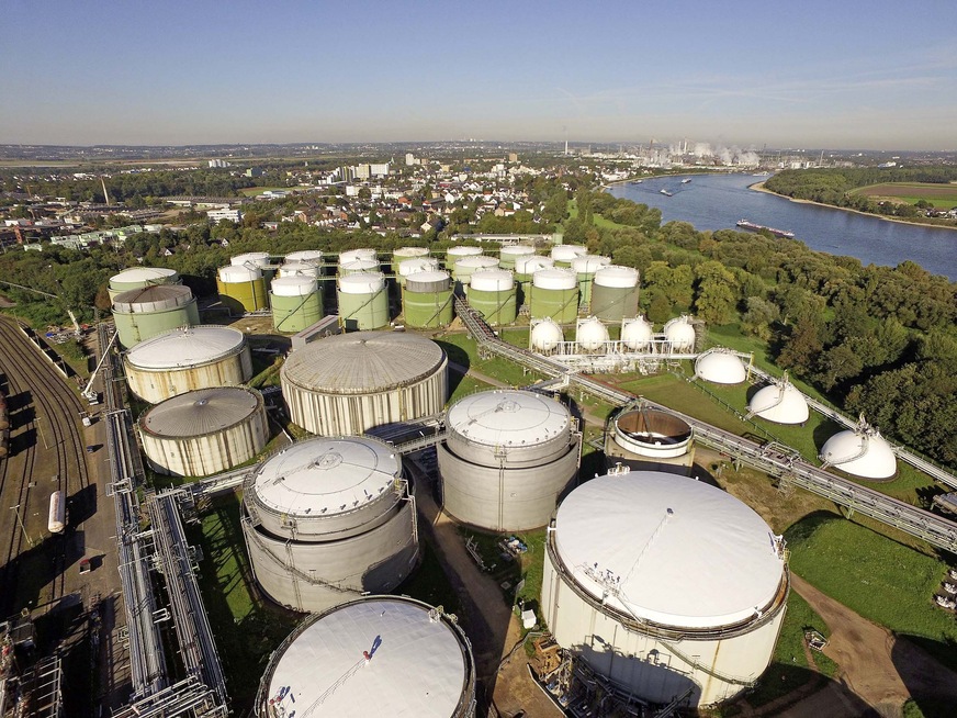 Produkttanks im Wesselinger Werk der Rheinland Raffinerie.