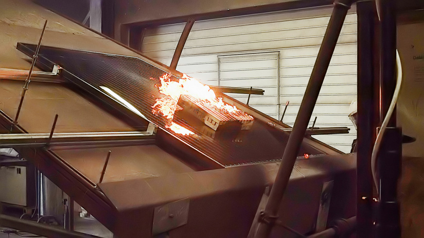 Getestet wird auch der Einfluss eines brennenden Holzblocks auf die Sicherheit der Solarmodule.