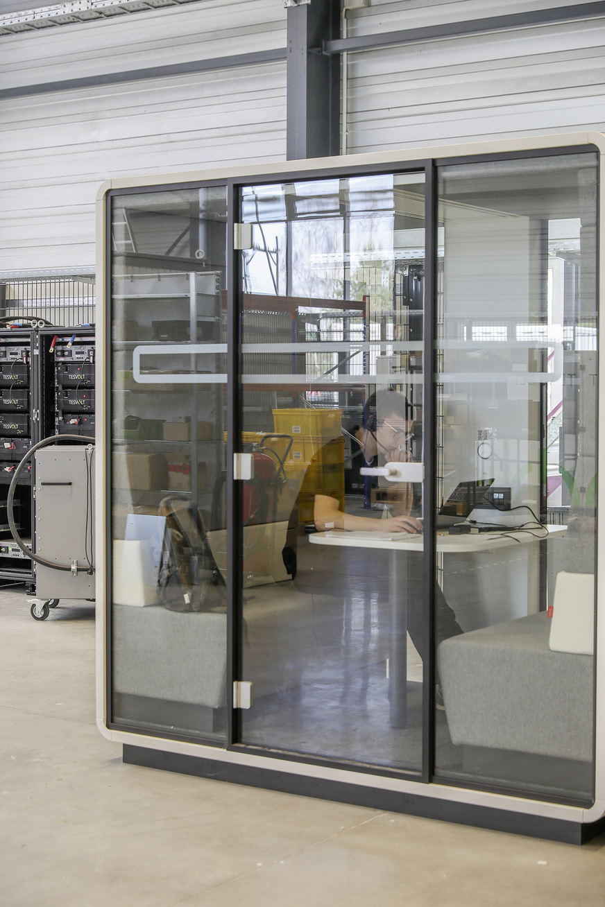 Schallschutzkabinen bieten Rückzugsräume ­innerhalb der Produktionshalle.