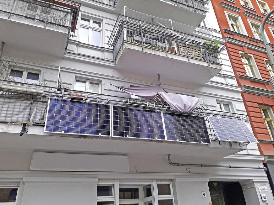 Für die Wahrnehmung der Solartechnik im Stadtbild und die öffentliche Meinungsbildung sind die Balkonanlagen kaum zu unterschätzen: Sonnenstrom für jedermann.