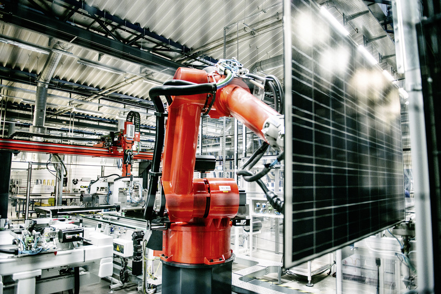 Handarbeit spielt bei der Modulfertigung beinahe keine Rolle mehr. Stattdessen dreht sich das Roboterballett.