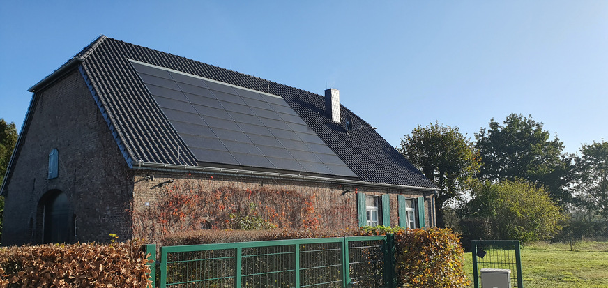 Bei der Sanierung dieses Bauernhauses bei Kleve hat Lippes Bedachungen die Solar­anlage in die Eindeckung integriert.