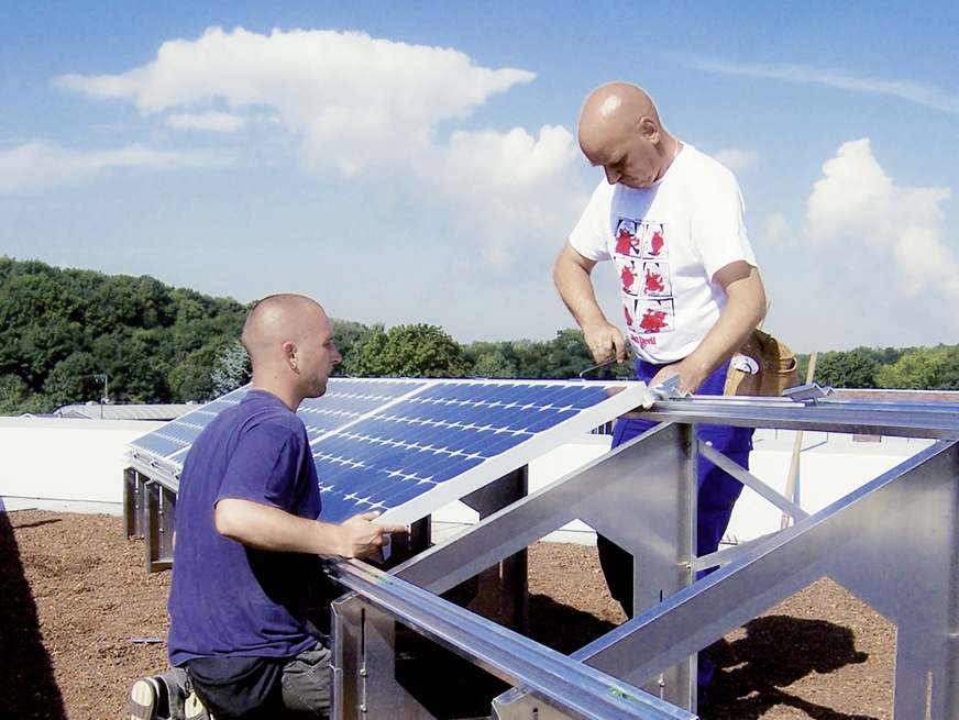 Stück um Stück werden die Solarmodule auf der Unterkonstruktion montiert.