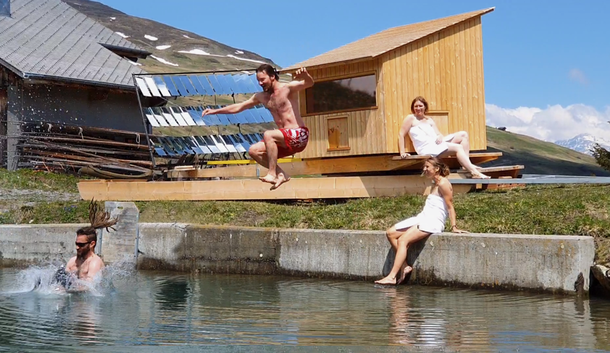 Die Abkühlung danach: Gäste springen in den Heuberger See.