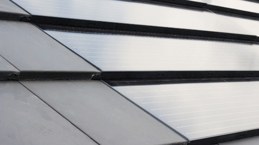 Die solaren Dachelemente harmonieren farblich mit den konventionellen Dachsteinen. Zusammen ergeben sie ein homogenes Deckbild.