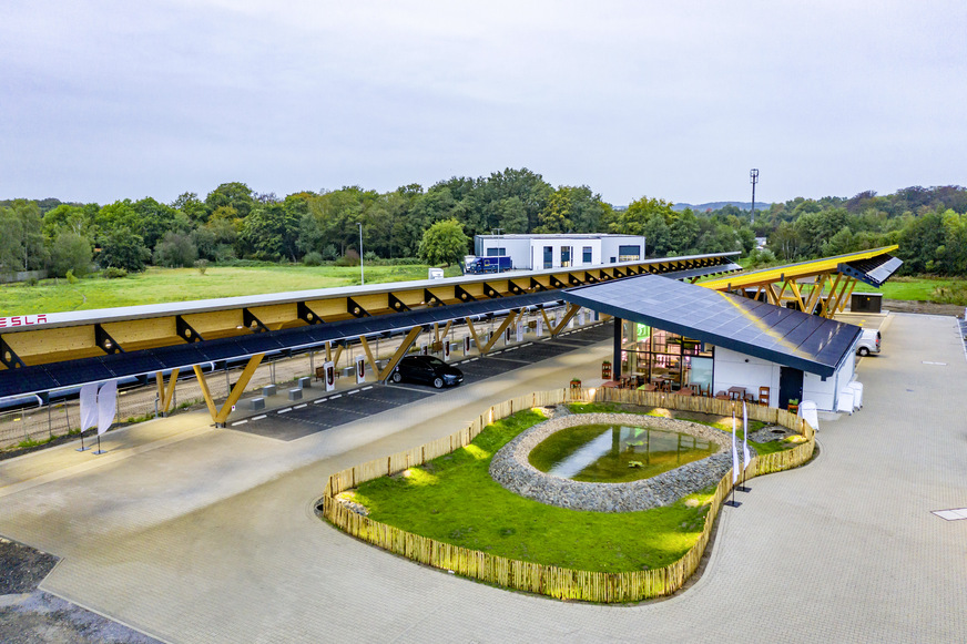 Für Europas größten Ladepark für E-Autos „Seed & Greet“ lieferte Tesvolt 2 MWh Speicherkapazität.